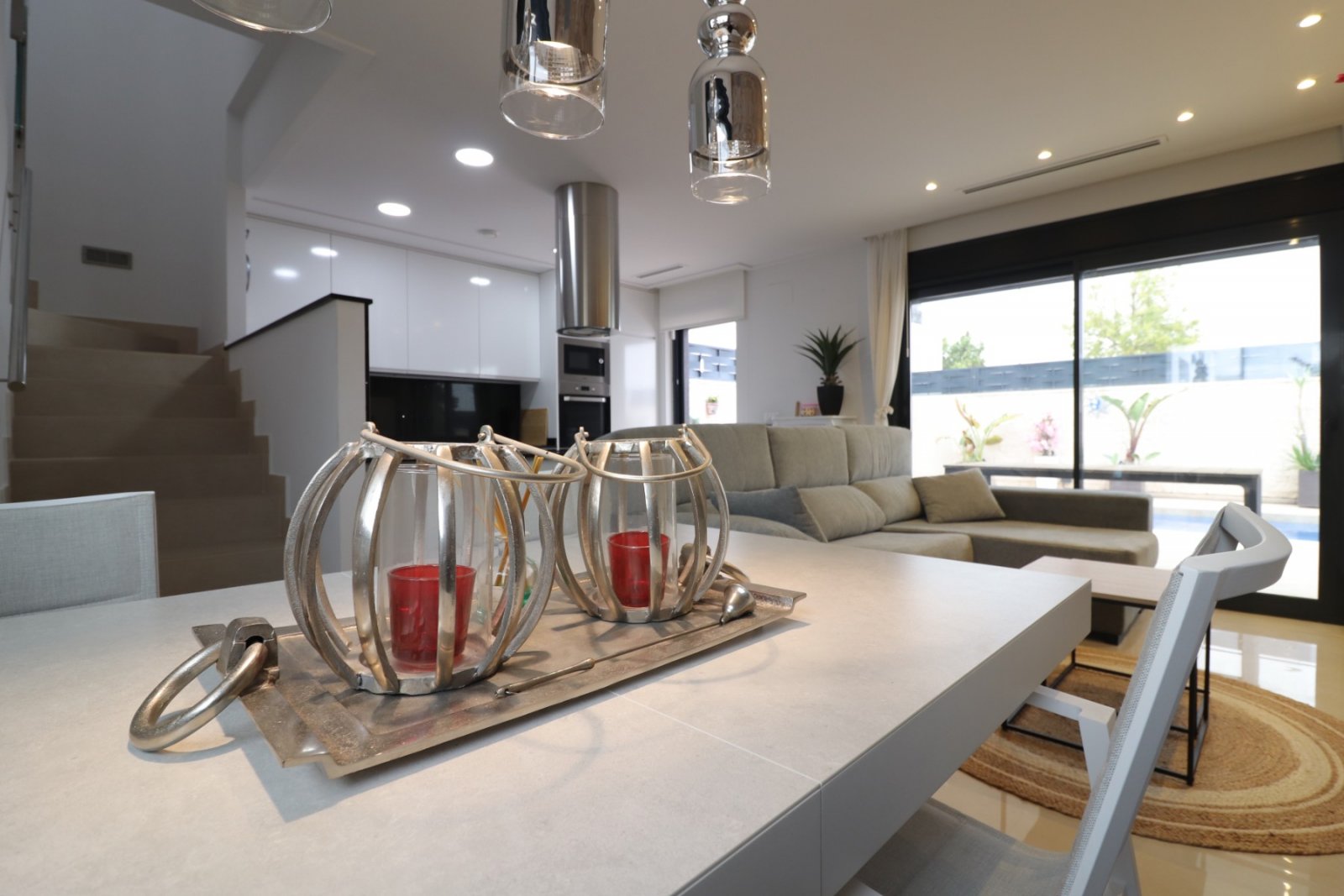 Villa moderne comprenant 3 chambres, 2 salles de bains, une terrasse sur le toit, une place de parking et une piscine privée