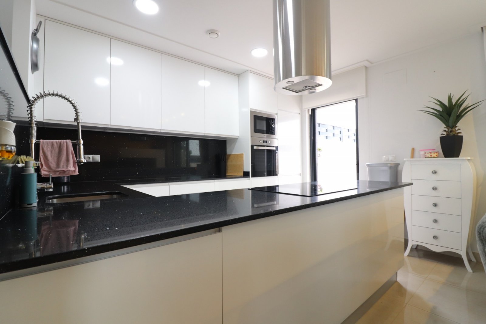 Villa moderne comprenant 3 chambres, 2 salles de bains, une terrasse sur le toit, une place de parking et une piscine privée