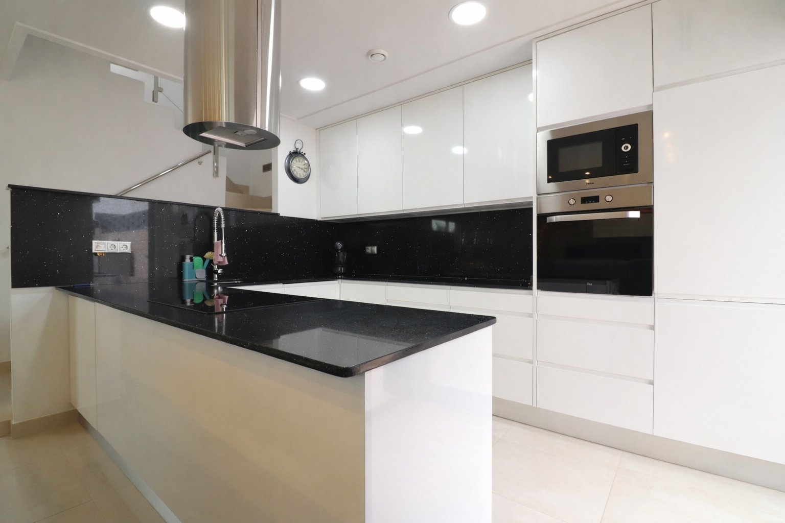 Villa moderne comprenant 3 chambres, 2 salles de bains, une terrasse sur le toit, une place de parking et une piscine privée