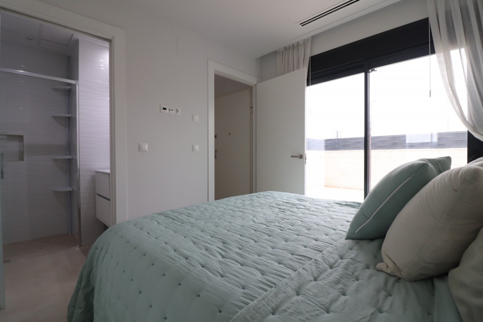 Villa moderne comprenant 3 chambres, 2 salles de bains, une terrasse sur le toit, une place de parking et une piscine privée
