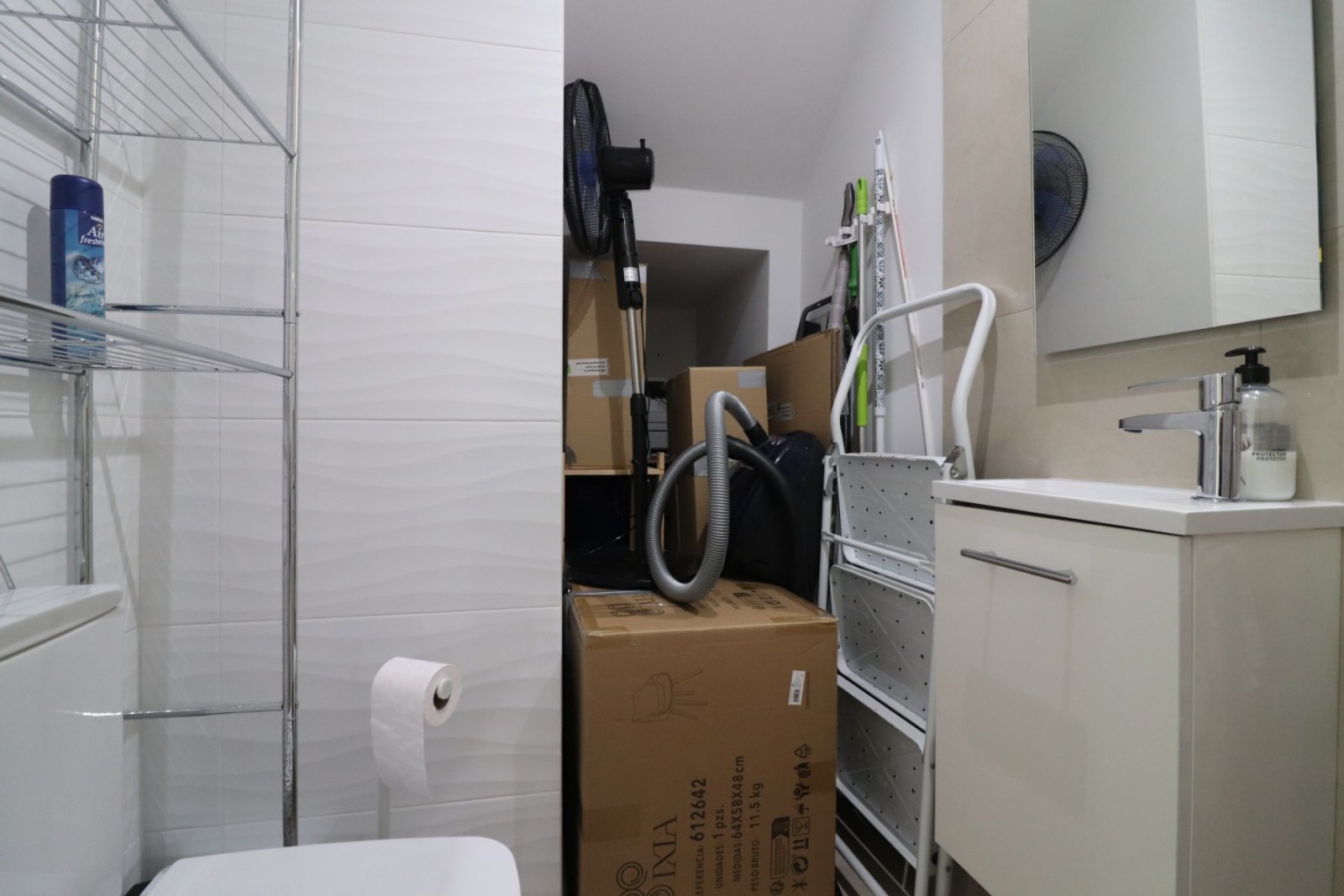Villa moderne comprenant 3 chambres, 2 salles de bains, une terrasse sur le toit, une place de parking et une piscine privée