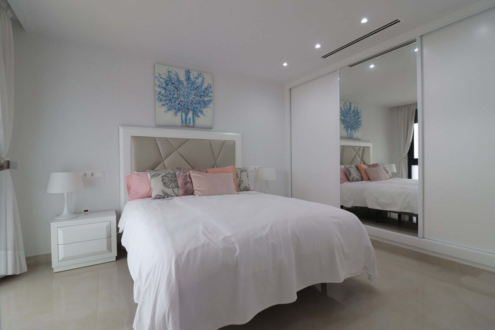 Villa moderne comprenant 3 chambres, 2 salles de bains, une terrasse sur le toit, une place de parking et une piscine privée