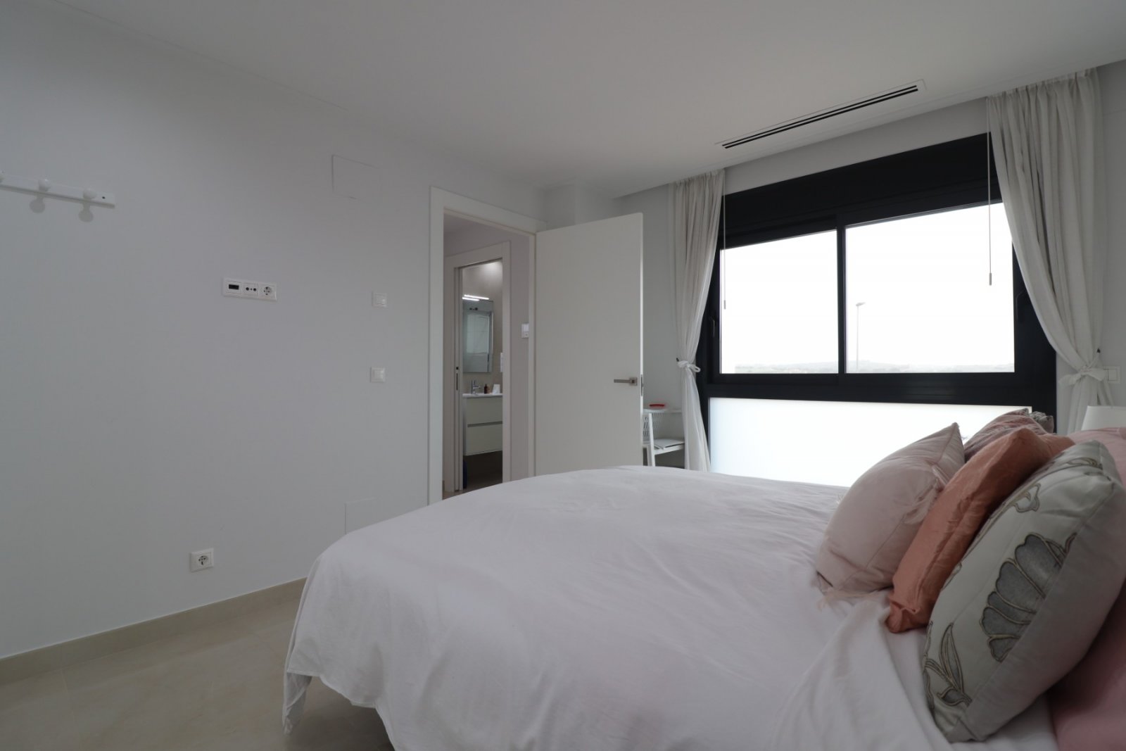 Villa moderne comprenant 3 chambres, 2 salles de bains, une terrasse sur le toit, une place de parking et une piscine privée
