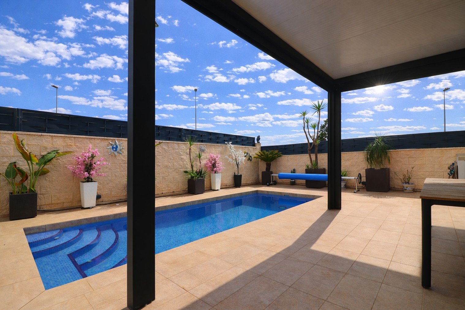 Villa moderne comprenant 3 chambres, 2 salles de bains, une terrasse sur le toit, une place de parking et une piscine privée