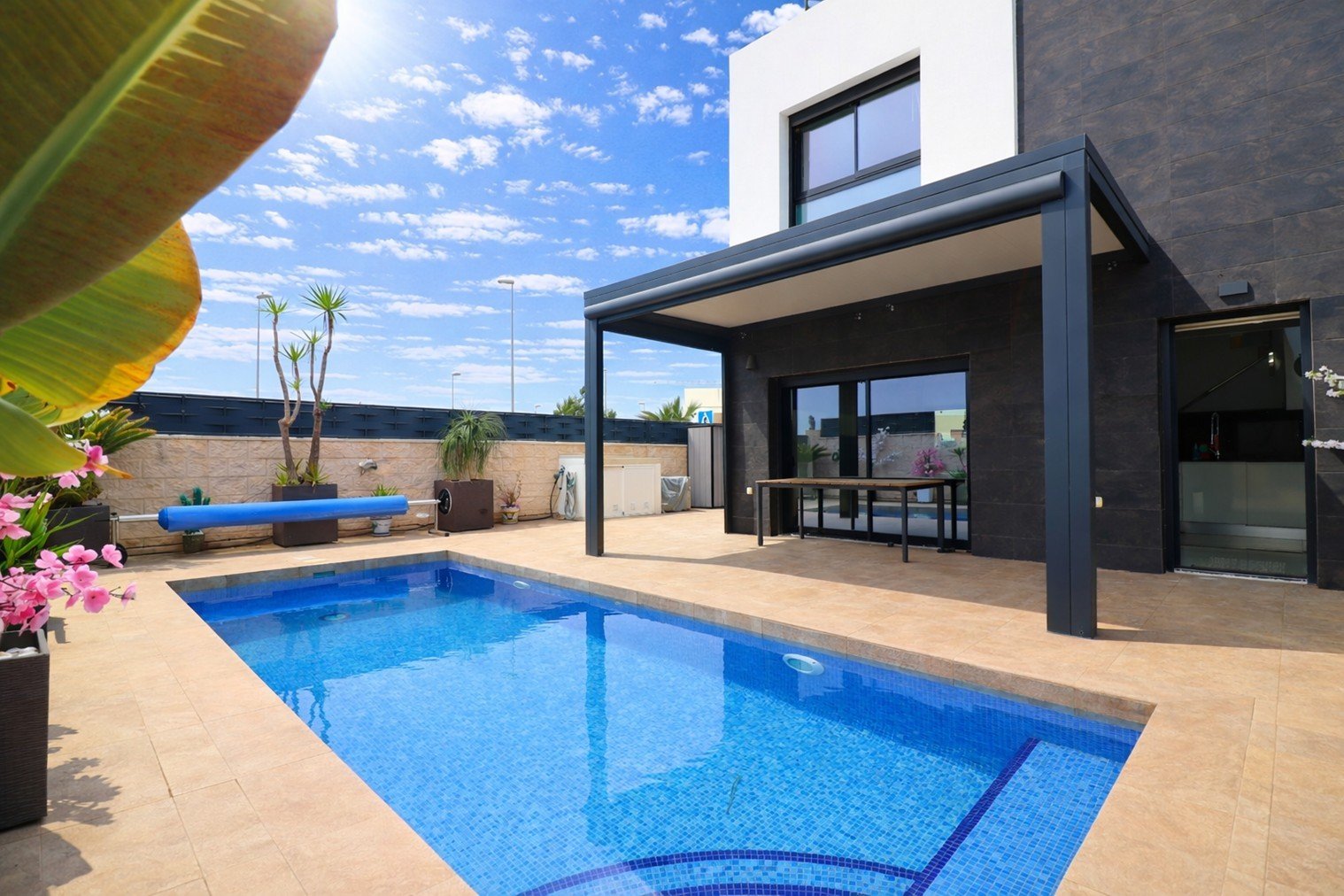 Villa moderne comprenant 3 chambres, 2 salles de bains, une terrasse sur le toit, une place de parking et une piscine privée