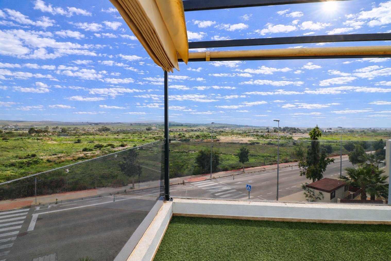 Villa moderne comprenant 3 chambres, 2 salles de bains, une terrasse sur le toit, une place de parking et une piscine privée