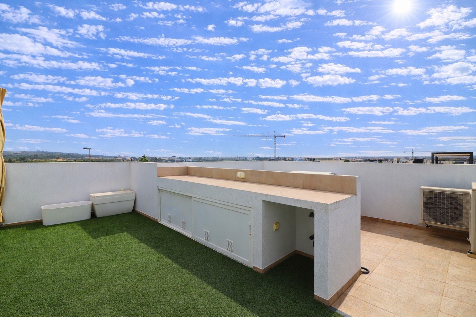 Villa moderne comprenant 3 chambres, 2 salles de bains, une terrasse sur le toit, une place de parking et une piscine privée