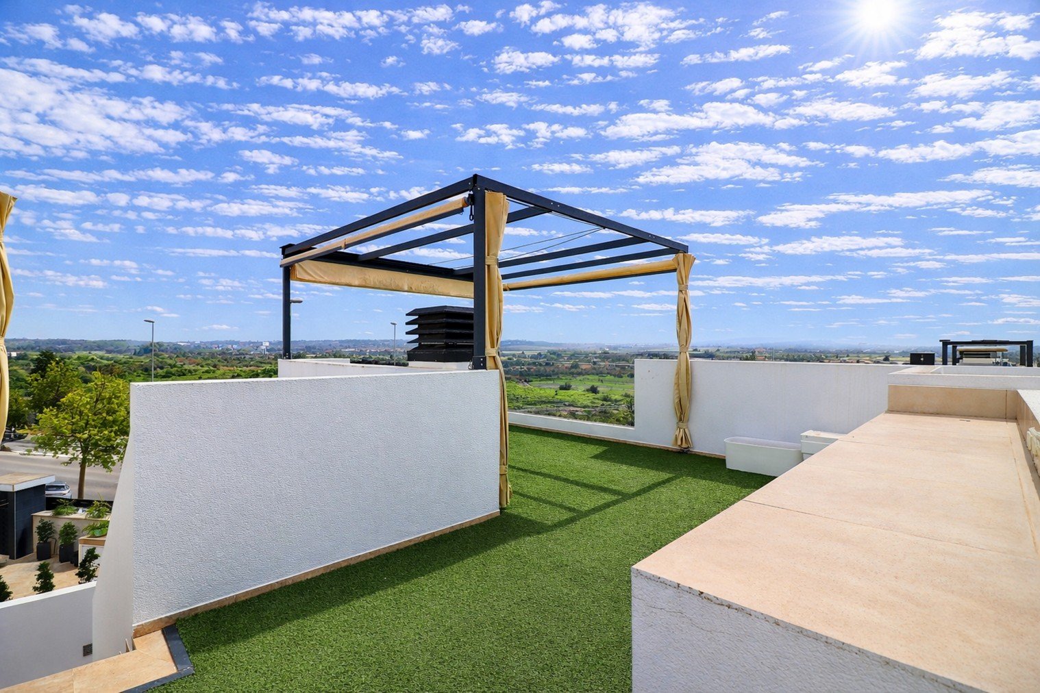 Villa moderne comprenant 3 chambres, 2 salles de bains, une terrasse sur le toit, une place de parking et une piscine privée