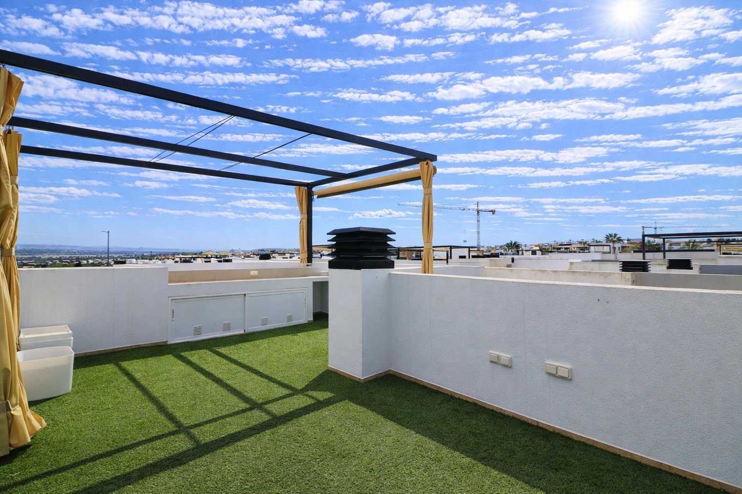 Villa moderne comprenant 3 chambres, 2 salles de bains, une terrasse sur le toit, une place de parking et une piscine privée