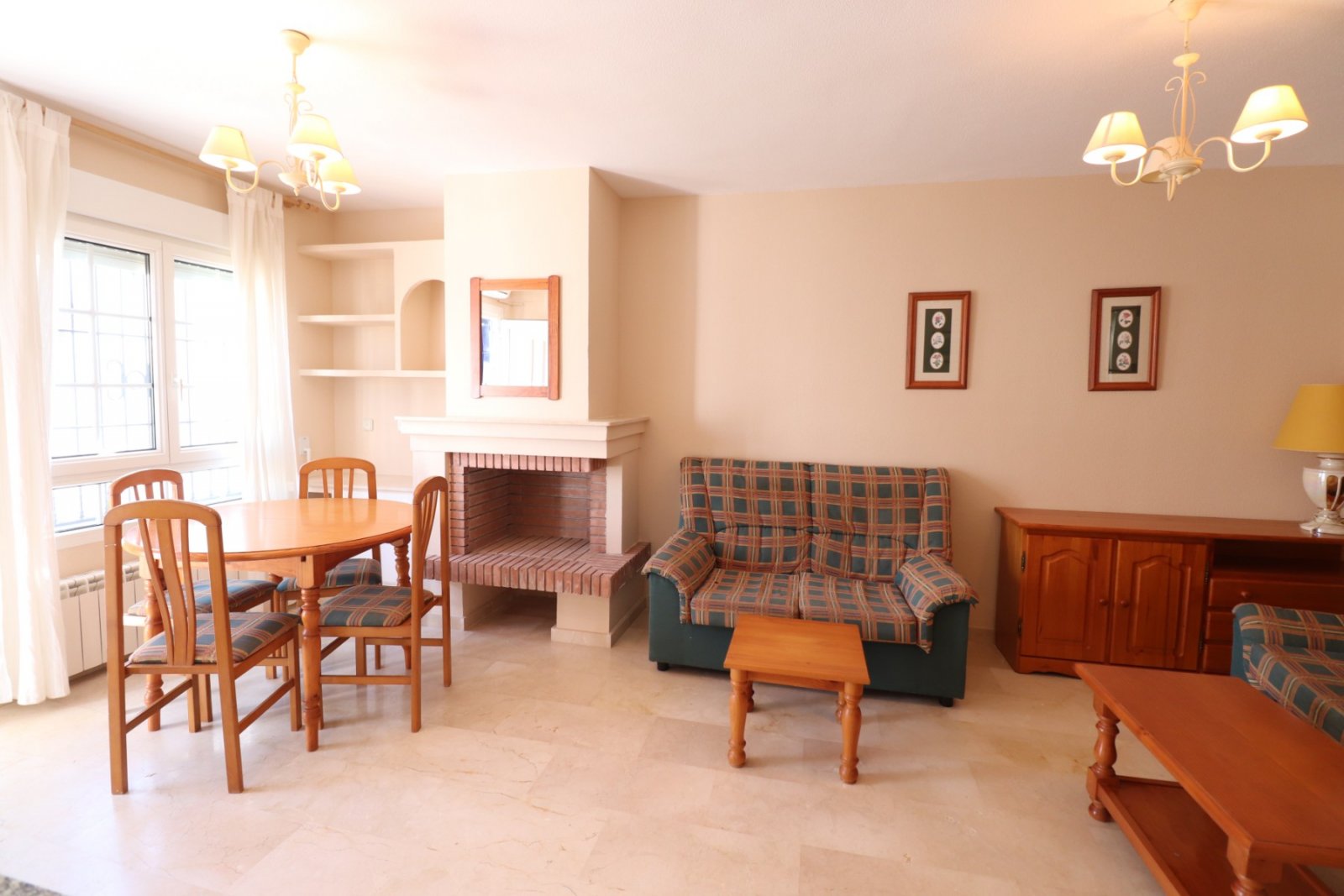 Bungalow de deux chambres avec solarium privé et piscine commune