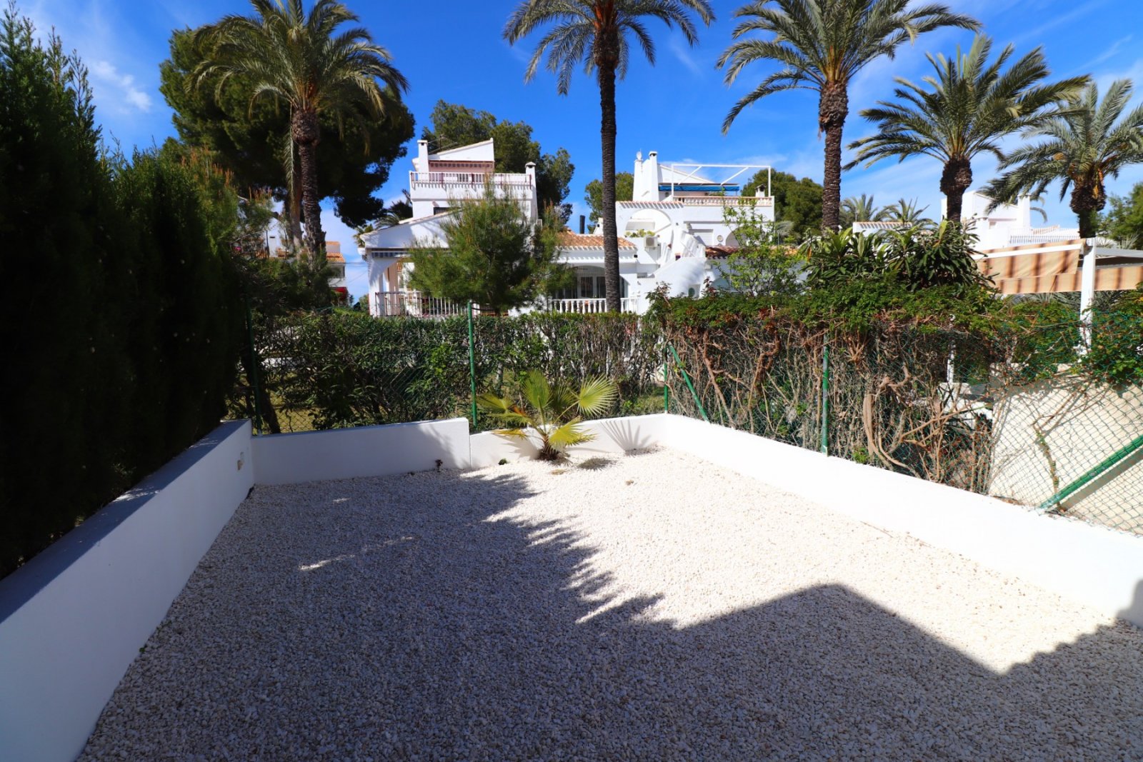 Bungalow de deux chambres avec solarium privé et piscine commune