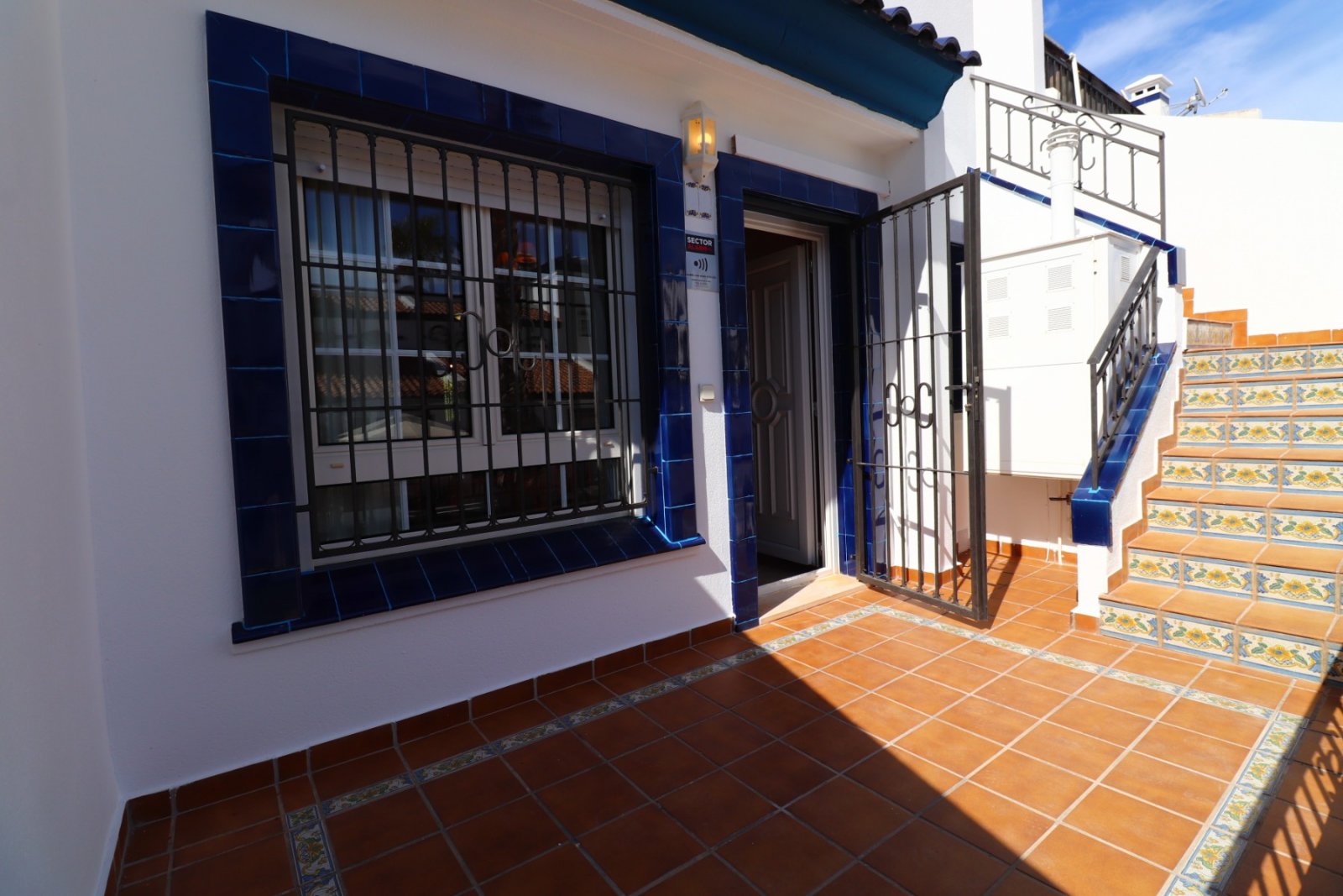 Bungalow de deux chambres avec solarium privé et piscine commune