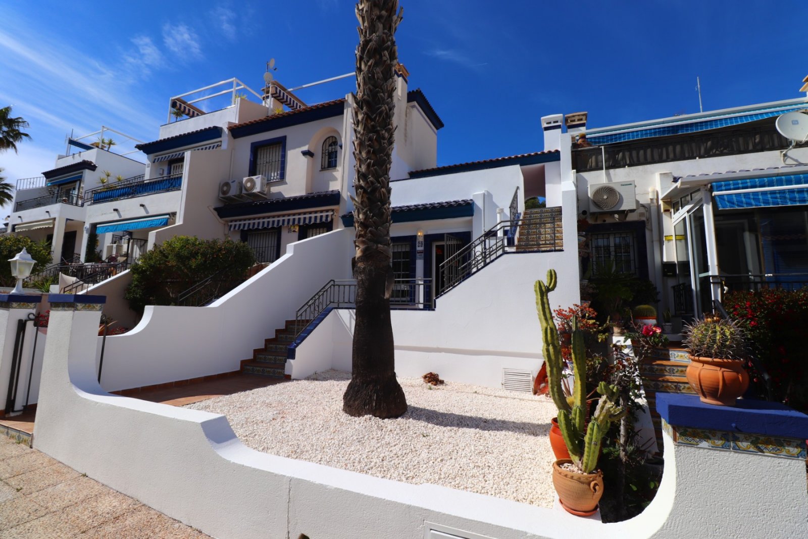 Bungalow de deux chambres avec solarium privé et piscine commune