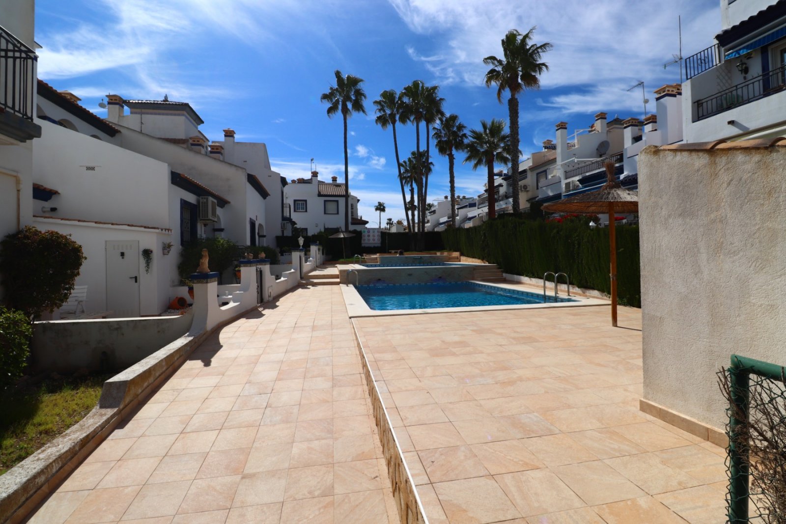 Bungalow de deux chambres avec solarium privé et piscine commune