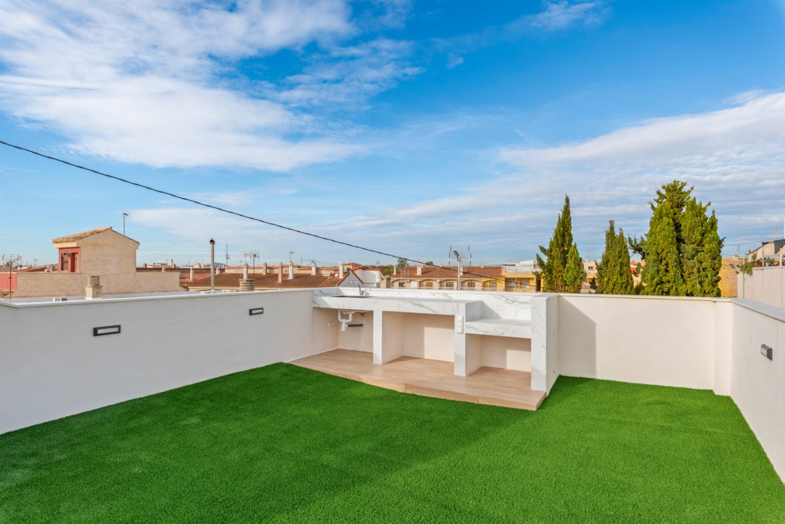 Maison jumelée rénovée comprenant 4 chambres, 3 salles de bains, une terrasse sur le toit, une piscine privée et une vue sur la mer