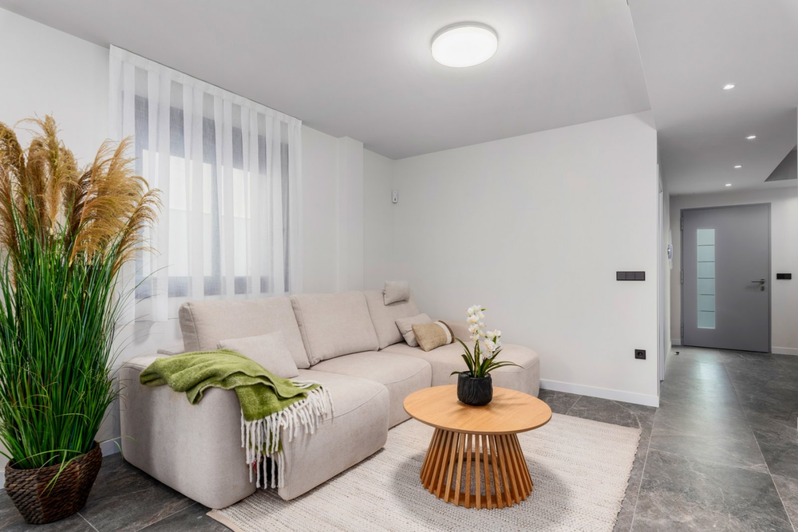 Maison jumelée rénovée comprenant 4 chambres, 3 salles de bains, une terrasse sur le toit, une piscine privée et une vue sur la mer