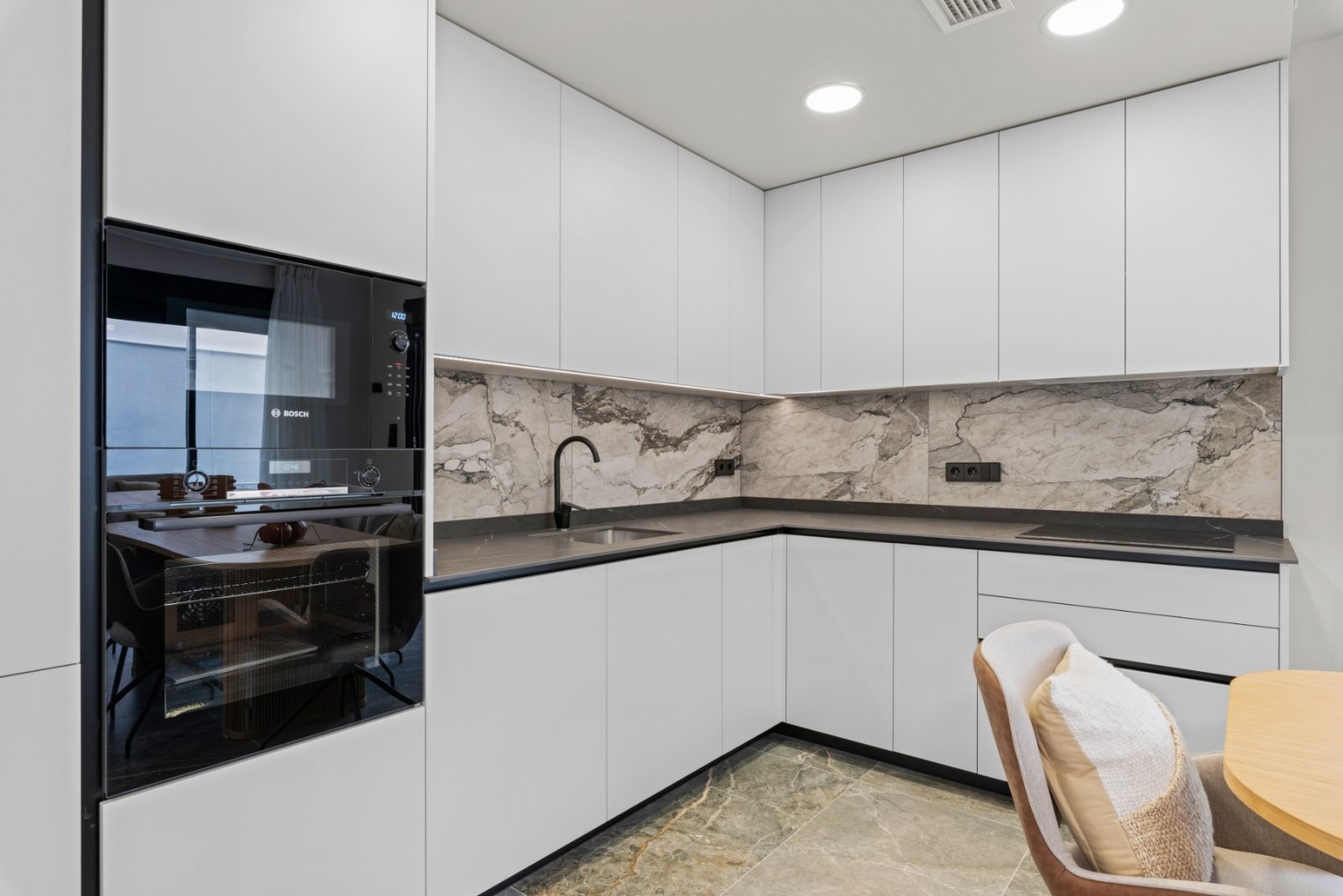 Maison jumelée rénovée comprenant 4 chambres, 3 salles de bains, une terrasse sur le toit, une piscine privée et une vue sur la mer