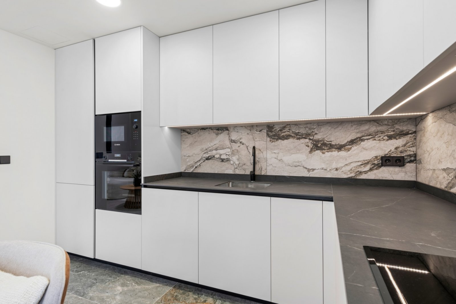 Maison jumelée rénovée comprenant 4 chambres, 3 salles de bains, une terrasse sur le toit, une piscine privée et une vue sur la mer