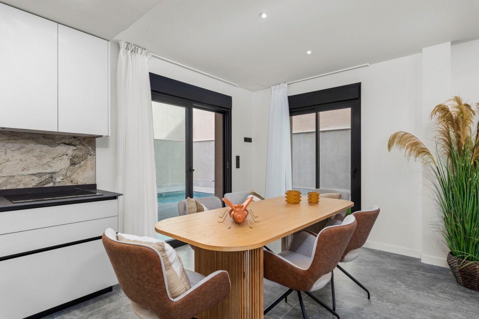 Maison jumelée rénovée comprenant 4 chambres, 3 salles de bains, une terrasse sur le toit, une piscine privée et une vue sur la mer
