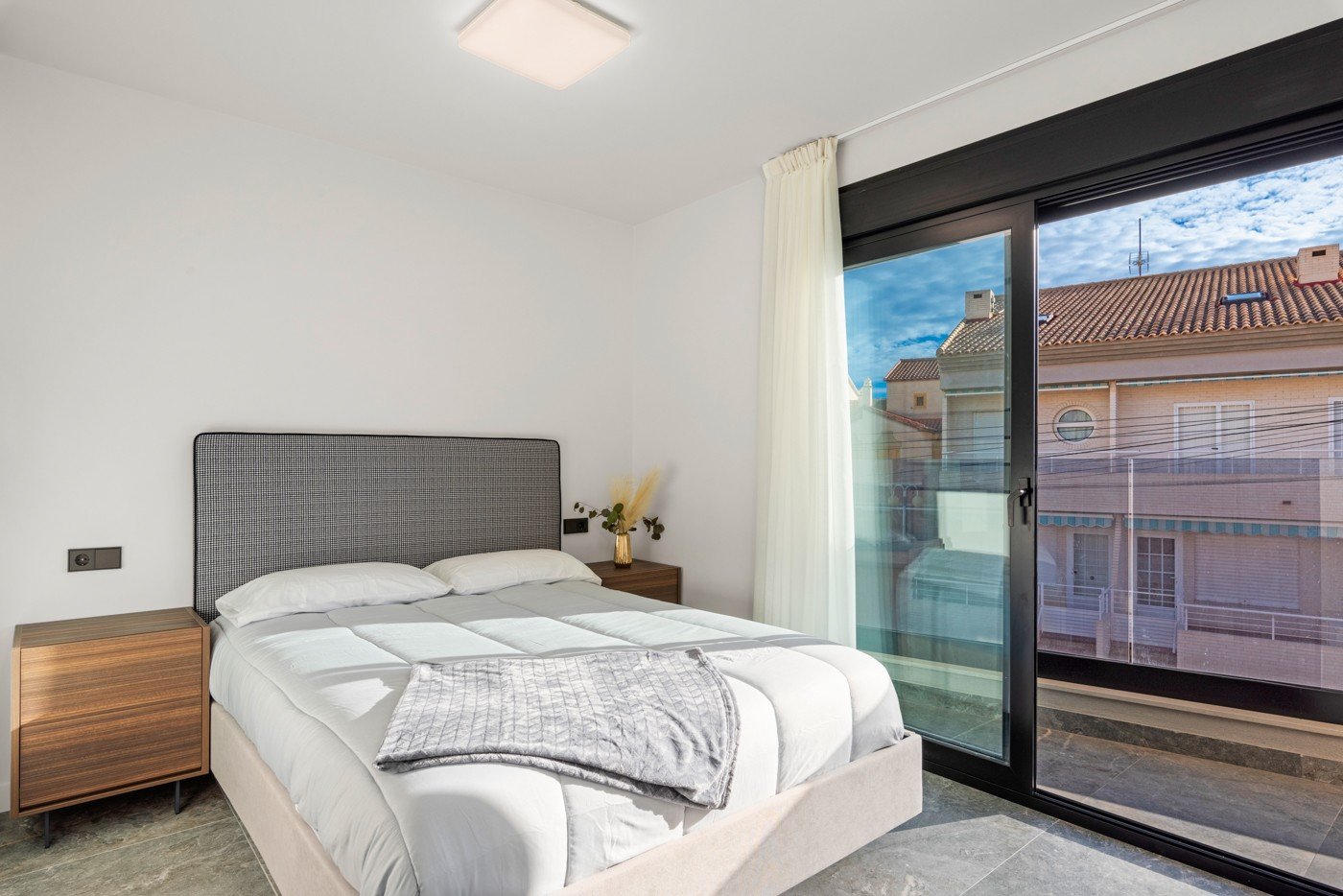 Maison jumelée rénovée comprenant 4 chambres, 3 salles de bains, une terrasse sur le toit, une piscine privée et une vue sur la mer
