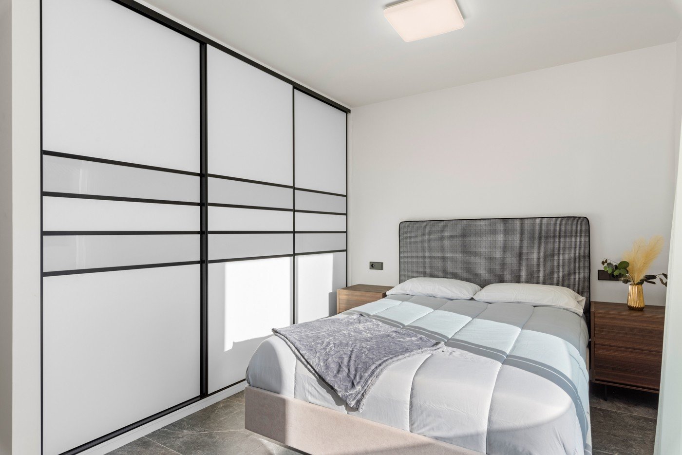 Maison jumelée rénovée comprenant 4 chambres, 3 salles de bains, une terrasse sur le toit, une piscine privée et une vue sur la mer
