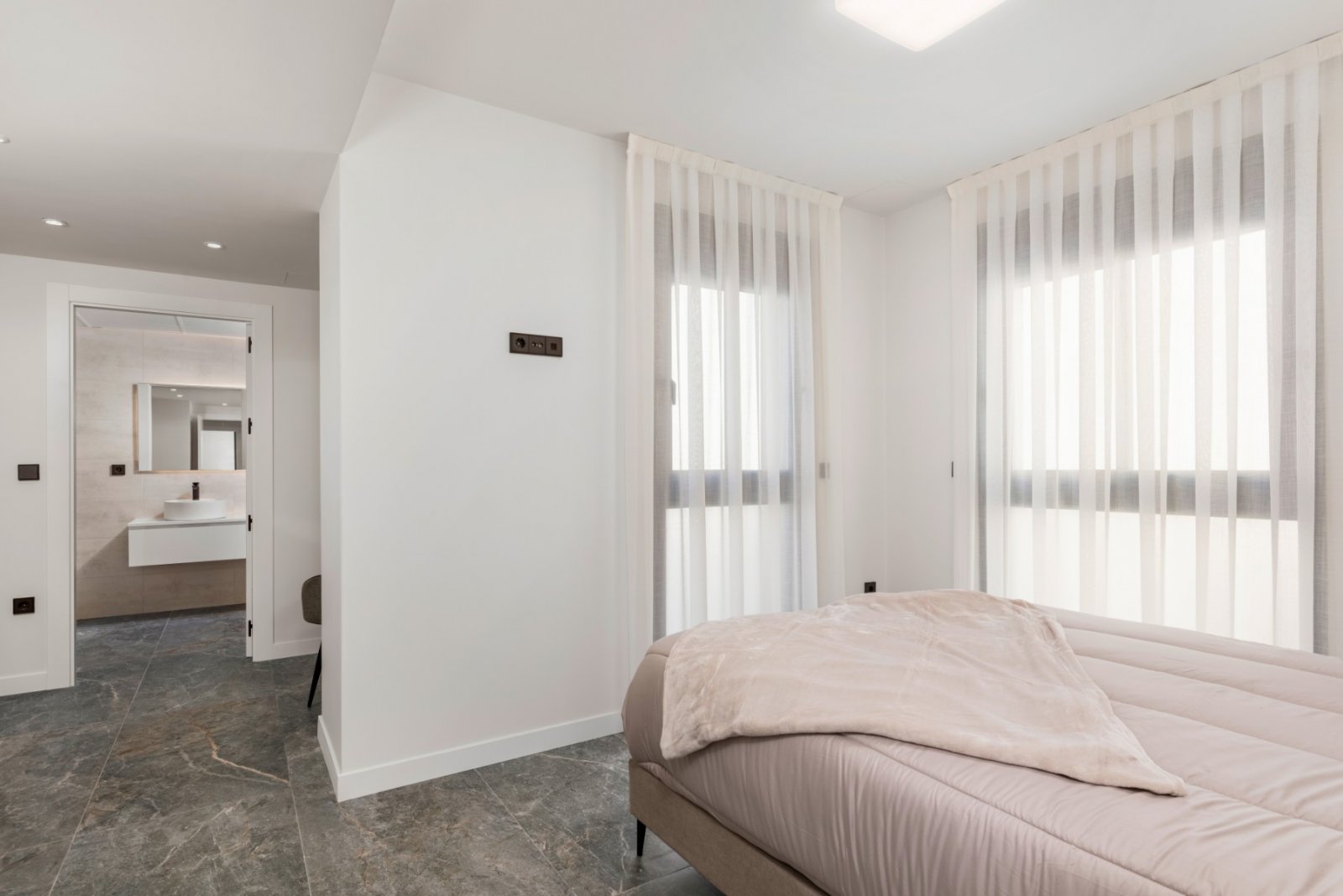 Maison jumelée rénovée comprenant 4 chambres, 3 salles de bains, une terrasse sur le toit, une piscine privée et une vue sur la mer