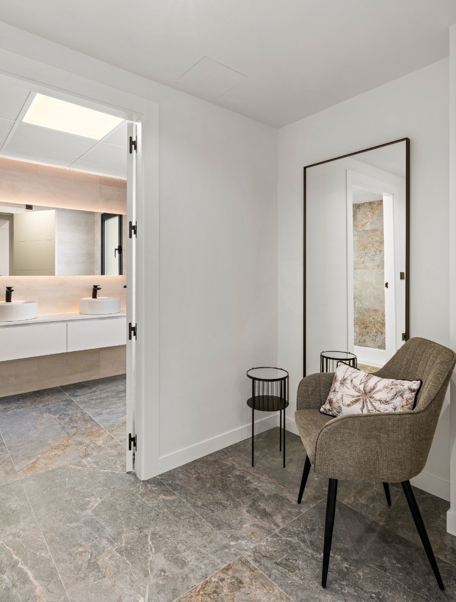 Maison jumelée rénovée comprenant 4 chambres, 3 salles de bains, une terrasse sur le toit, une piscine privée et une vue sur la mer