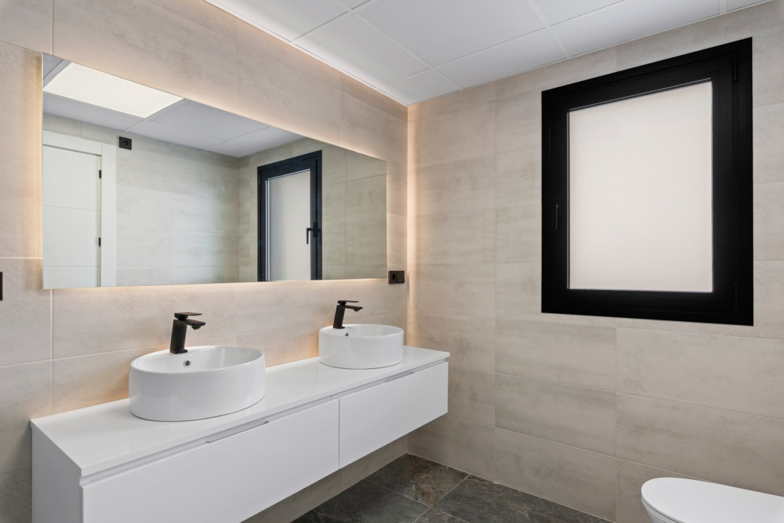 Maison jumelée rénovée comprenant 4 chambres, 3 salles de bains, une terrasse sur le toit, une piscine privée et une vue sur la mer
