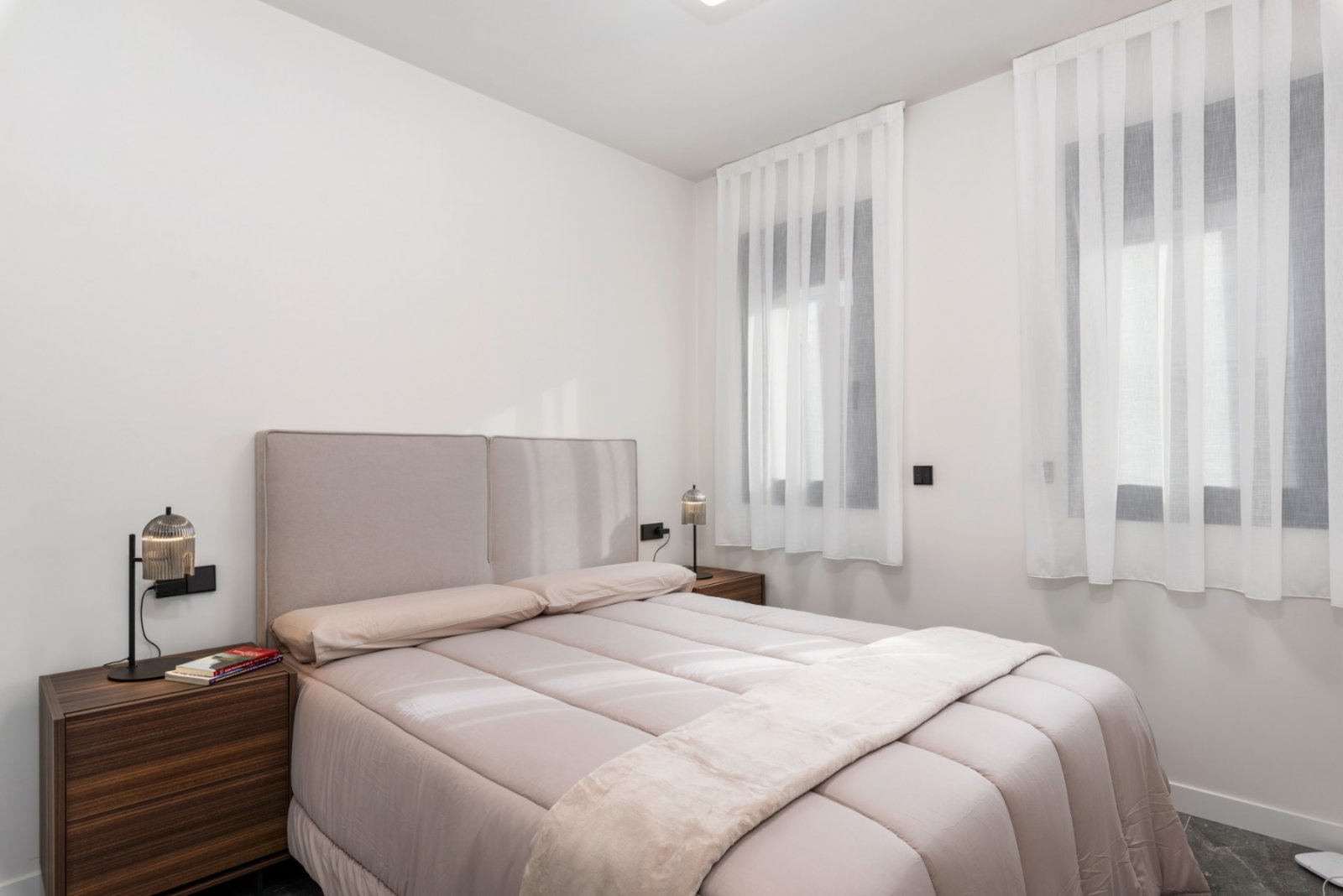 Maison jumelée rénovée comprenant 4 chambres, 3 salles de bains, une terrasse sur le toit, une piscine privée et une vue sur la mer
