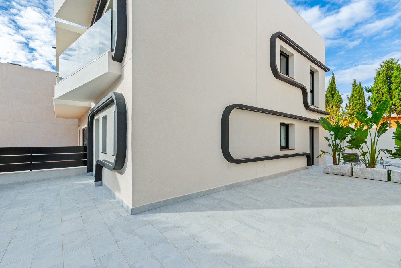 Maison jumelée rénovée comprenant 4 chambres, 3 salles de bains, une terrasse sur le toit, une piscine privée et une vue sur la mer