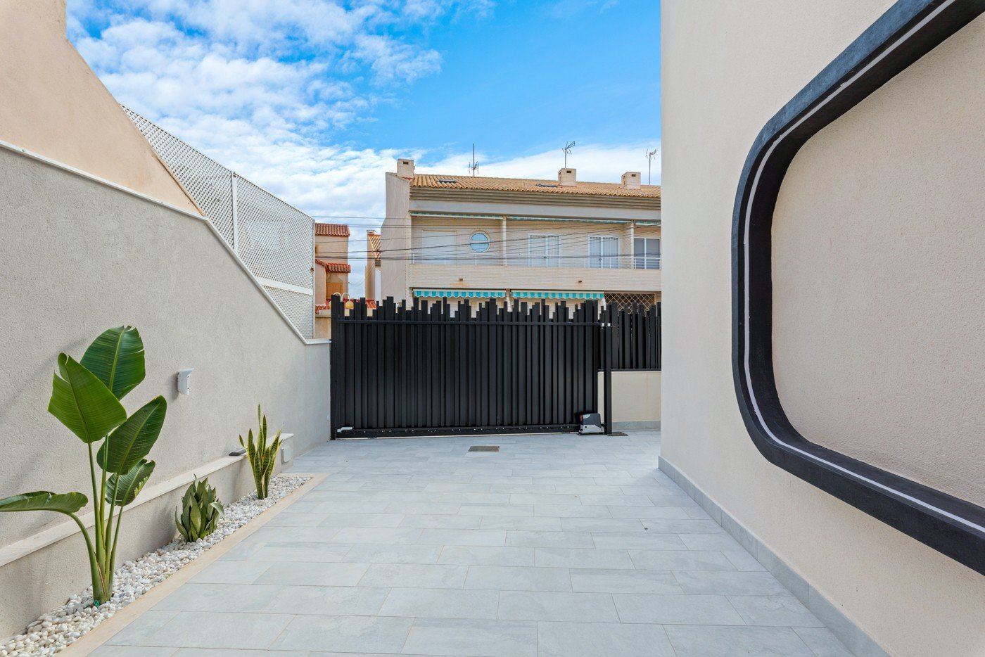 Maison jumelée rénovée comprenant 4 chambres, 3 salles de bains, une terrasse sur le toit, une piscine privée et une vue sur la mer