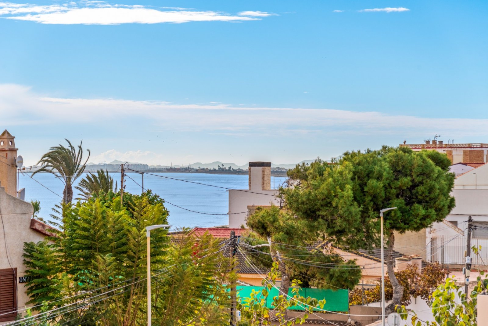 Maison jumelée rénovée comprenant 4 chambres, 3 salles de bains, une terrasse sur le toit, une piscine privée et une vue sur la mer