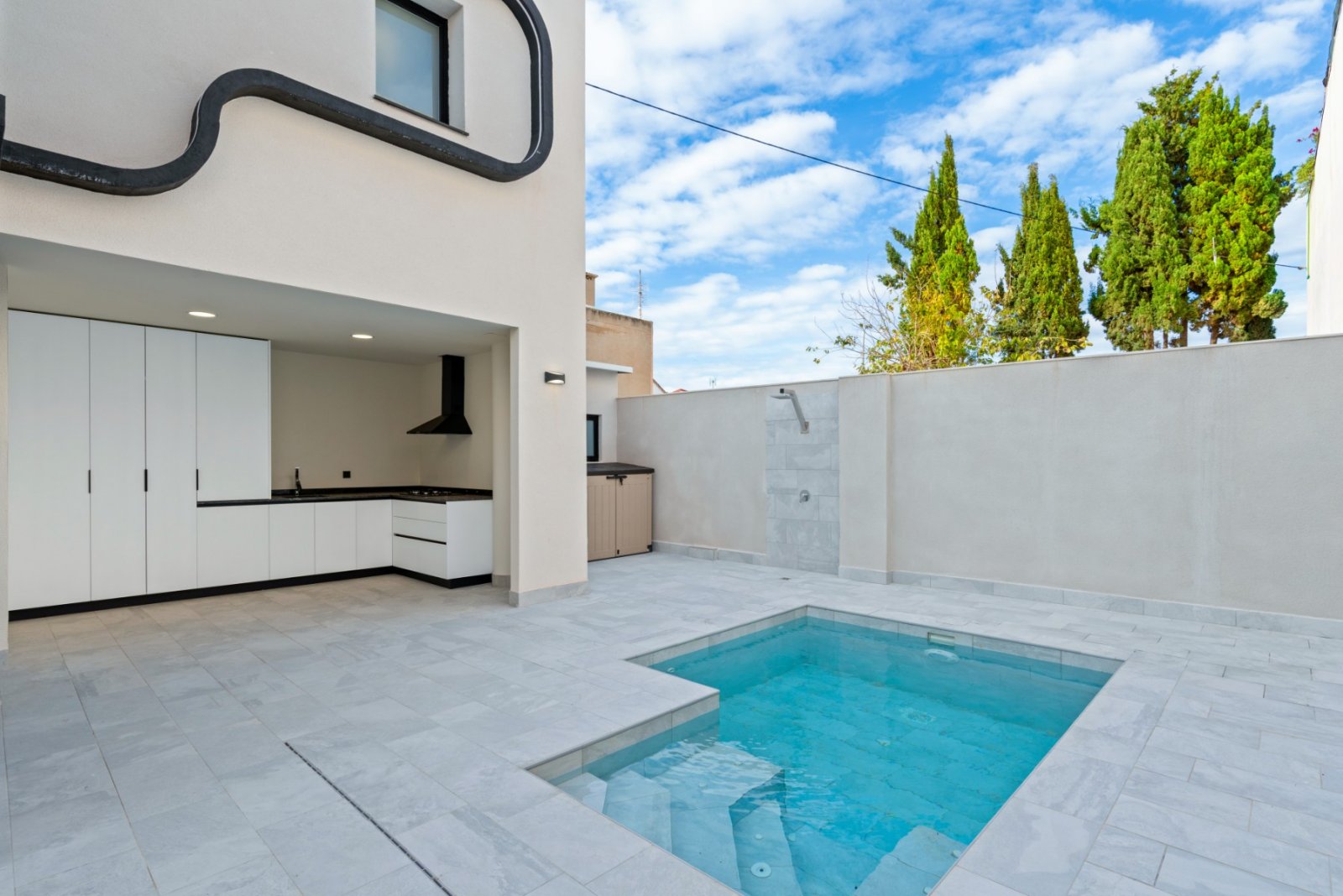 Maison jumelée rénovée comprenant 4 chambres, 3 salles de bains, une terrasse sur le toit, une piscine privée et une vue sur la mer
