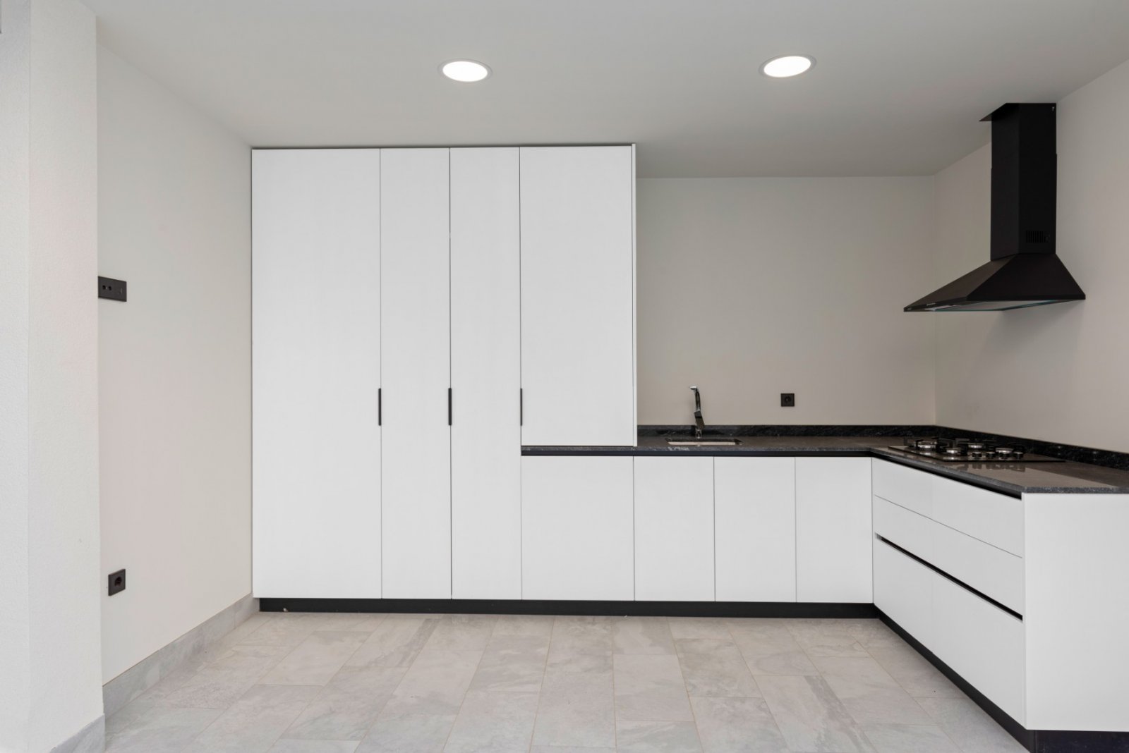 Maison jumelée rénovée comprenant 4 chambres, 3 salles de bains, une terrasse sur le toit, une piscine privée et une vue sur la mer