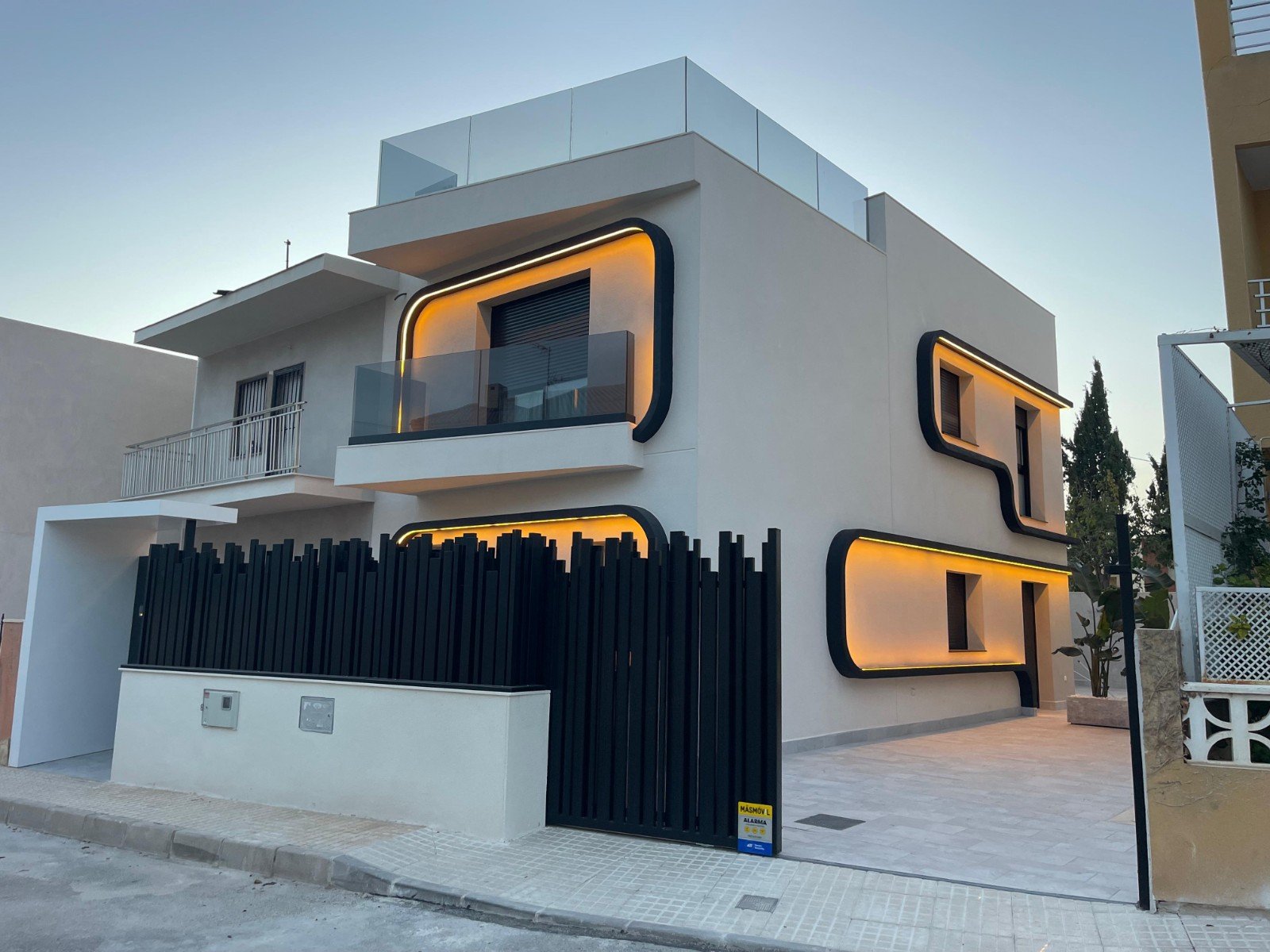 Maison jumelée rénovée comprenant 4 chambres, 3 salles de bains, une terrasse sur le toit, une piscine privée et une vue sur la mer