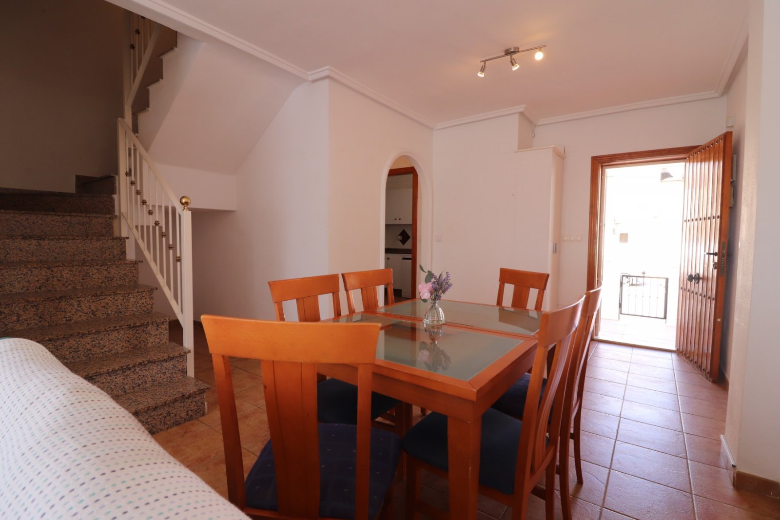 Villa comprenant 3 chambres, 2 salles de bains, des toilettes séparées, un garage et une piscine privée à Lakeview Mansions