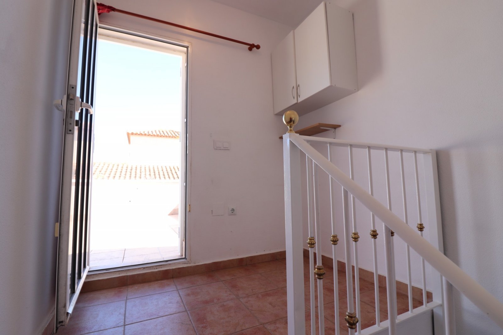 Villa comprenant 3 chambres, 2 salles de bains, des toilettes séparées, un garage et une piscine privée à Lakeview Mansions