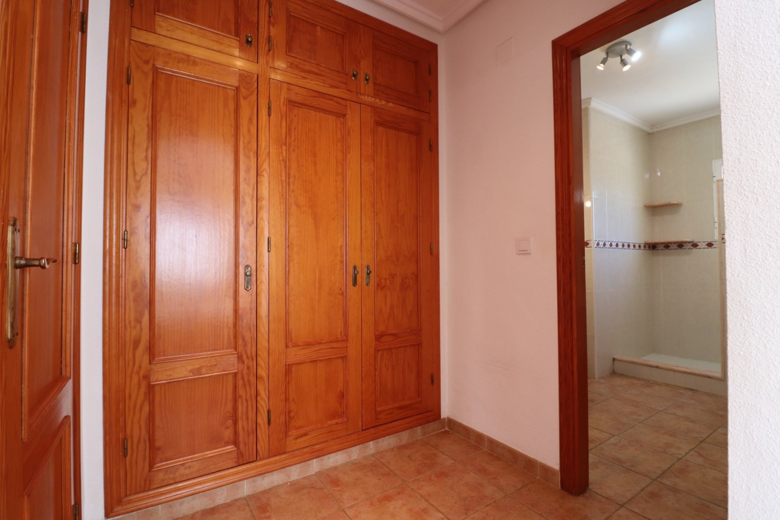 Villa comprenant 3 chambres, 2 salles de bains, des toilettes séparées, un garage et une piscine privée à Lakeview Mansions