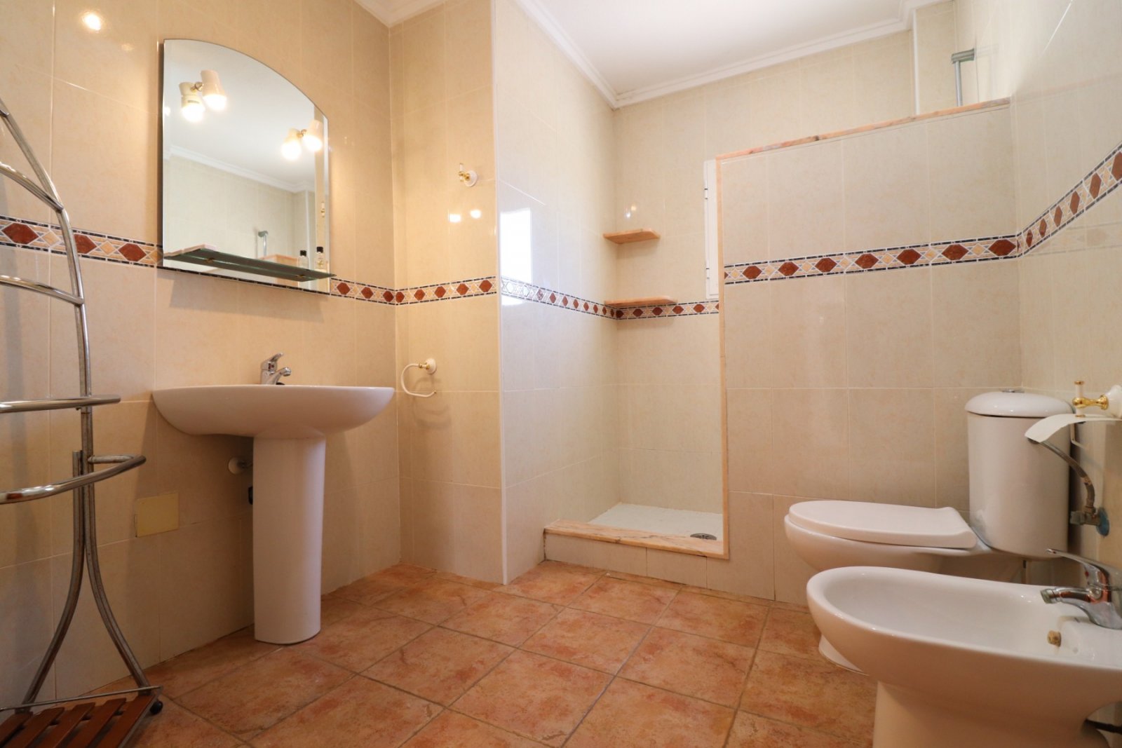 Villa comprenant 3 chambres, 2 salles de bains, des toilettes séparées, un garage et une piscine privée à Lakeview Mansions