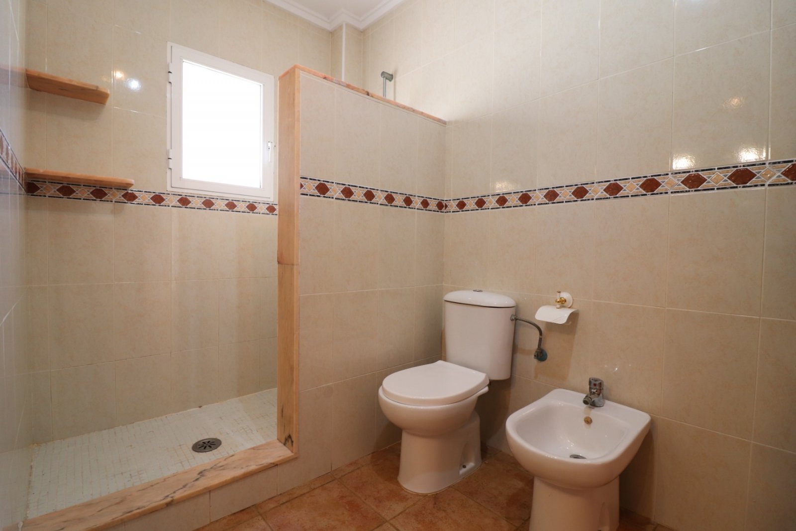 Villa comprenant 3 chambres, 2 salles de bains, des toilettes séparées, un garage et une piscine privée à Lakeview Mansions