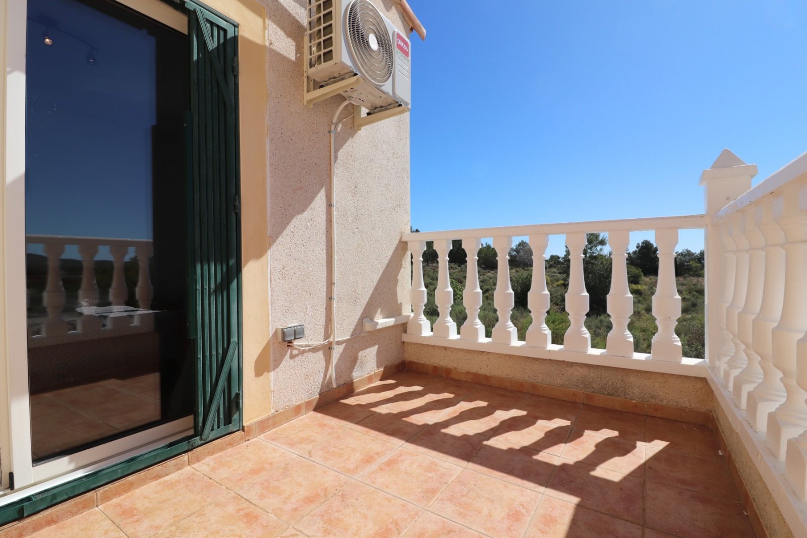 Villa comprenant 3 chambres, 2 salles de bains, des toilettes séparées, un garage et une piscine privée à Lakeview Mansions