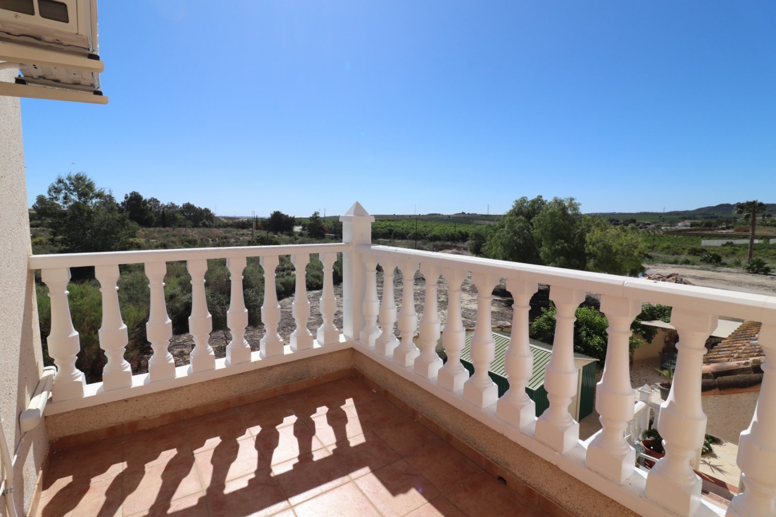 Villa comprenant 3 chambres, 2 salles de bains, des toilettes séparées, un garage et une piscine privée à Lakeview Mansions