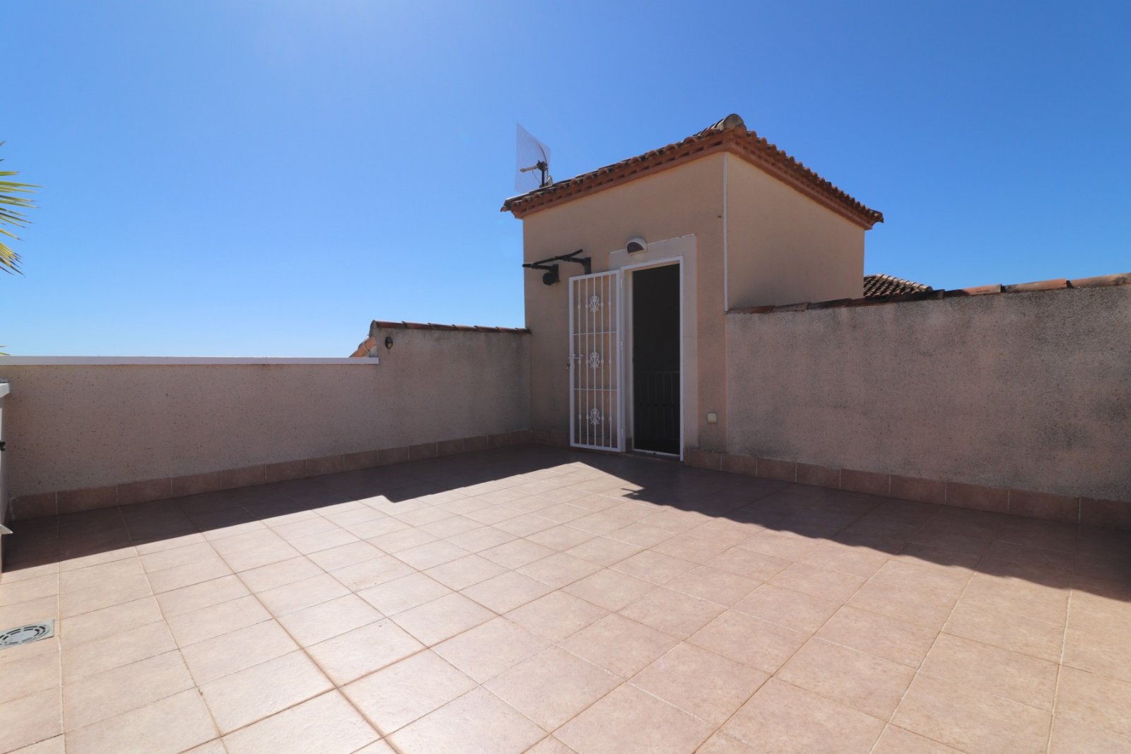Villa comprenant 3 chambres, 2 salles de bains, des toilettes séparées, un garage et une piscine privée à Lakeview Mansions