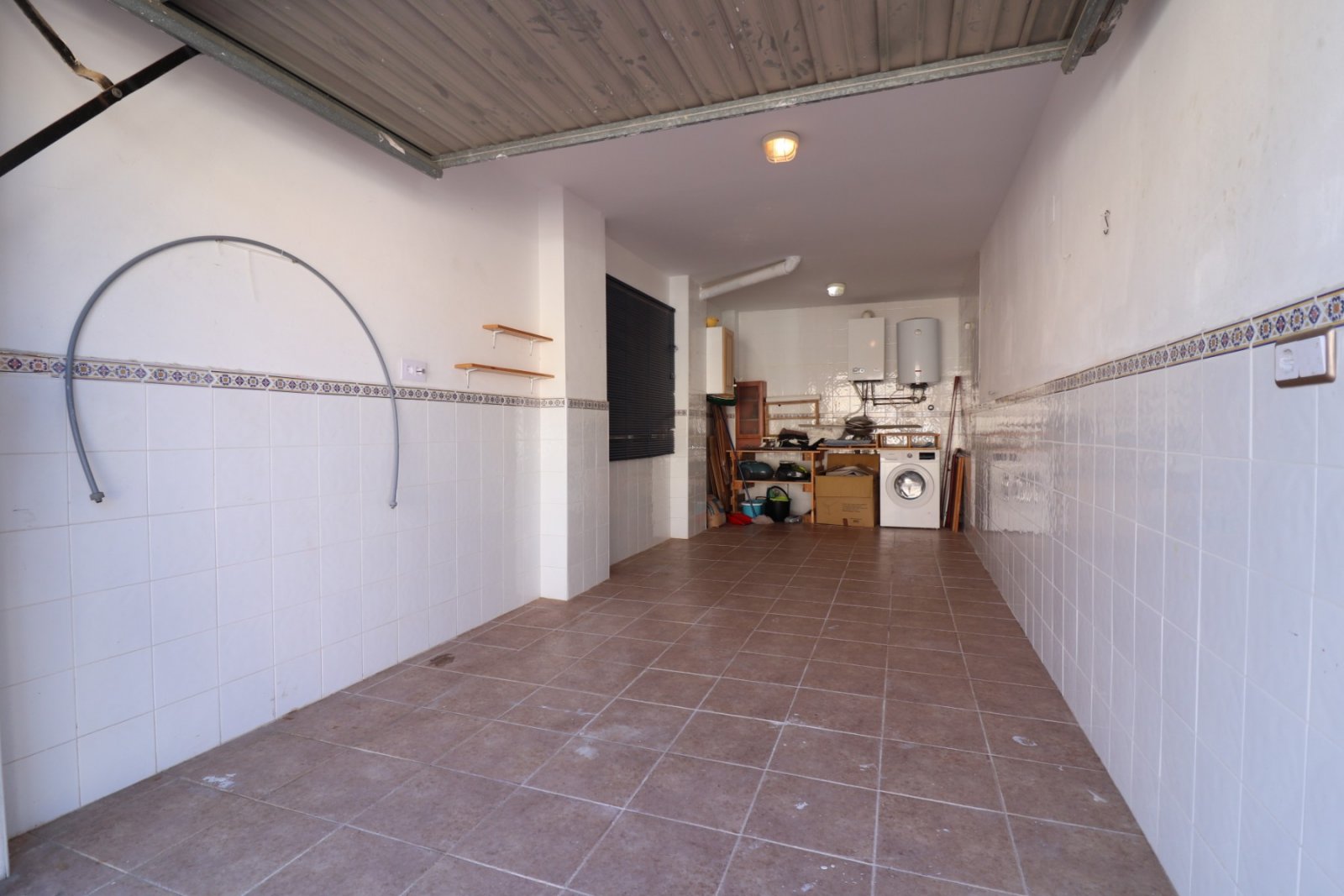 Villa comprenant 3 chambres, 2 salles de bains, des toilettes séparées, un garage et une piscine privée à Lakeview Mansions