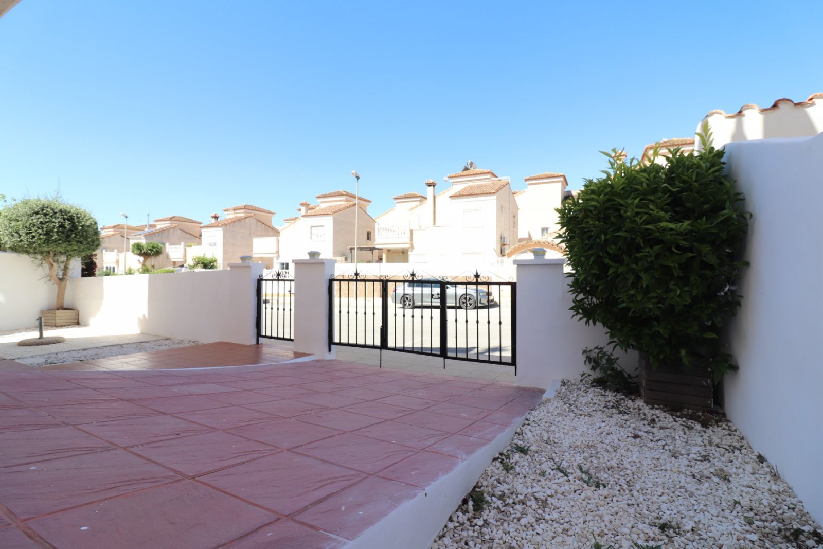 Villa comprenant 3 chambres, 2 salles de bains, des toilettes séparées, un garage et une piscine privée à Lakeview Mansions