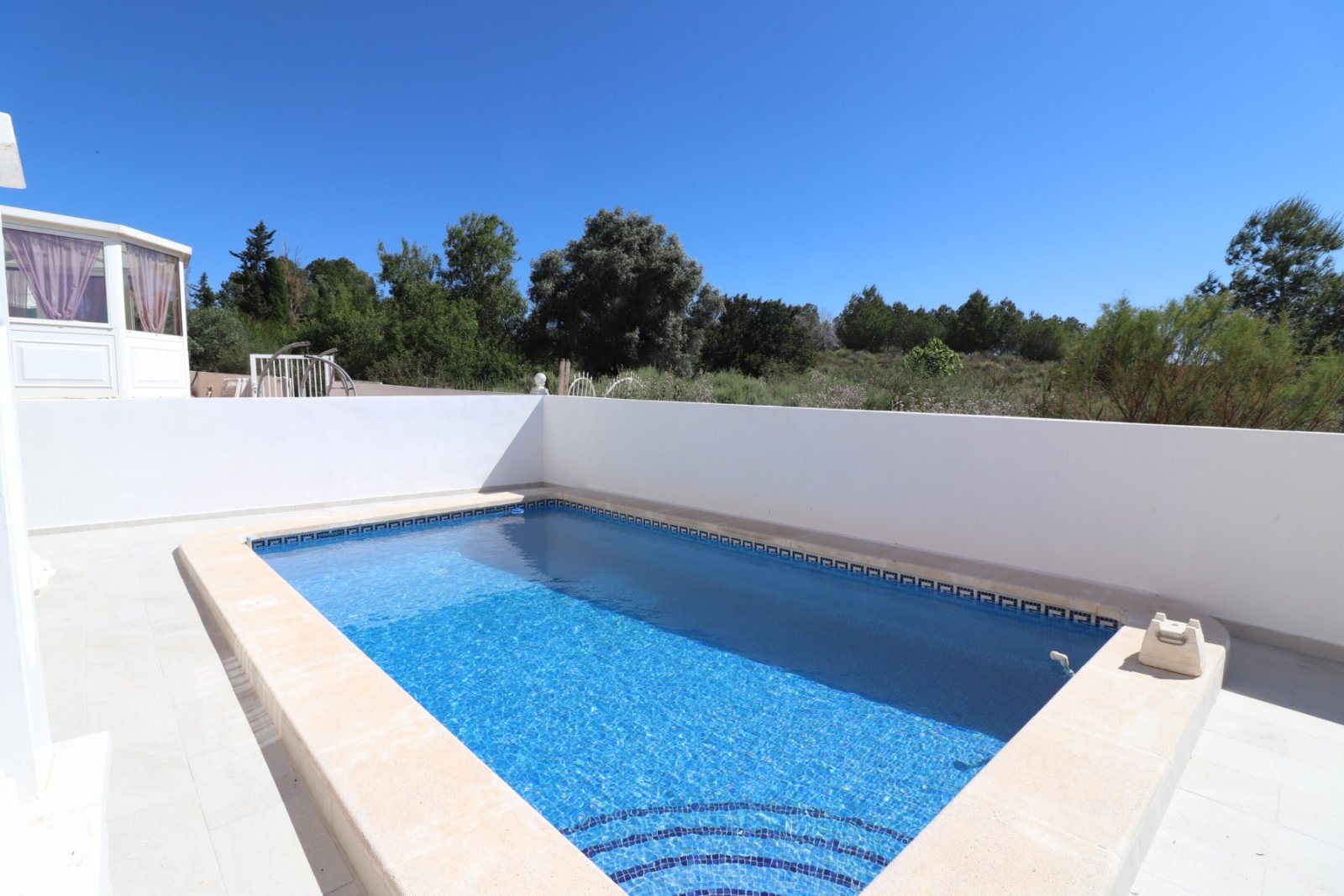 Villa comprenant 3 chambres, 2 salles de bains, des toilettes séparées, un garage et une piscine privée à Lakeview Mansions