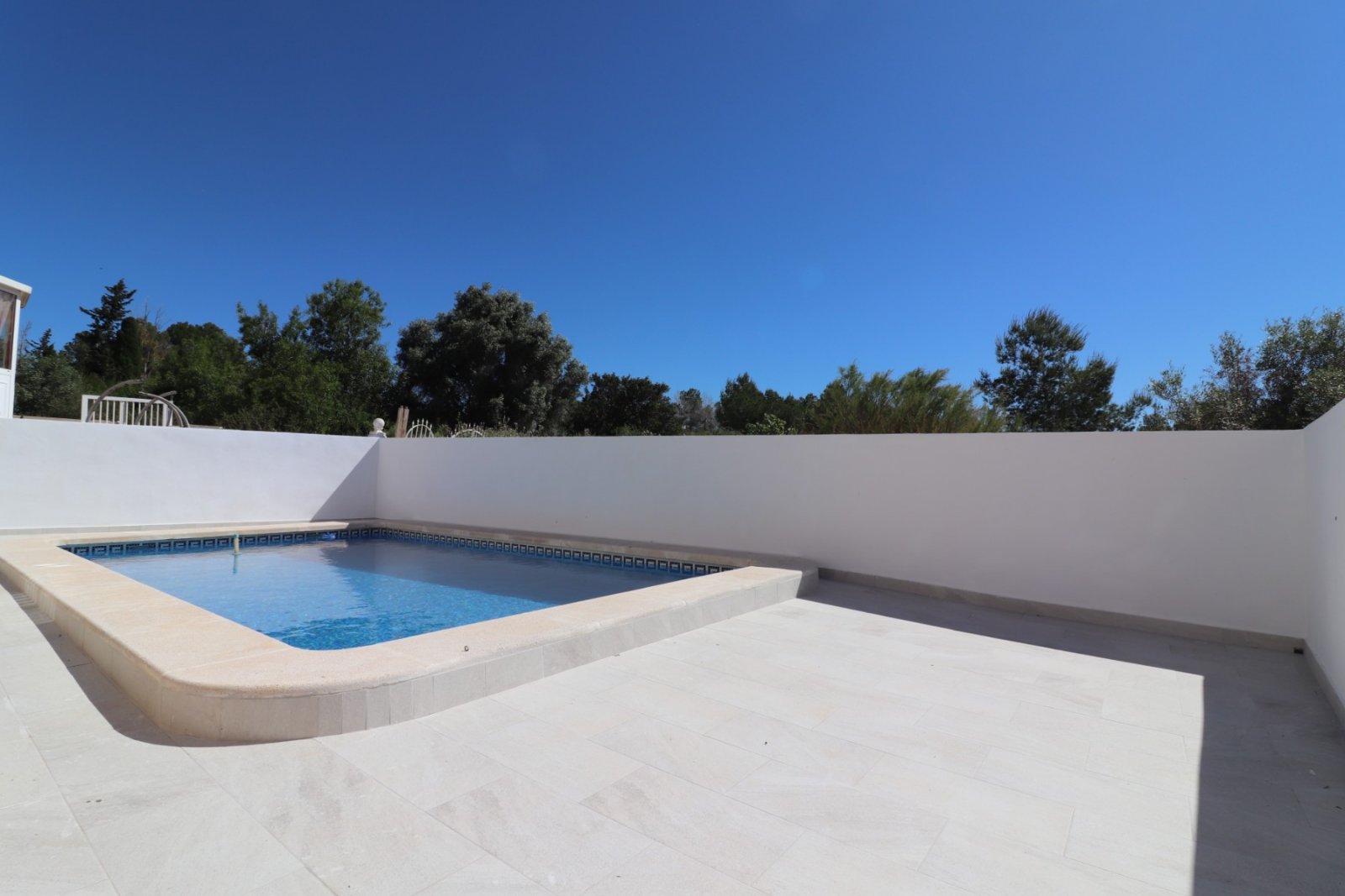 Villa comprenant 3 chambres, 2 salles de bains, des toilettes séparées, un garage et une piscine privée à Lakeview Mansions