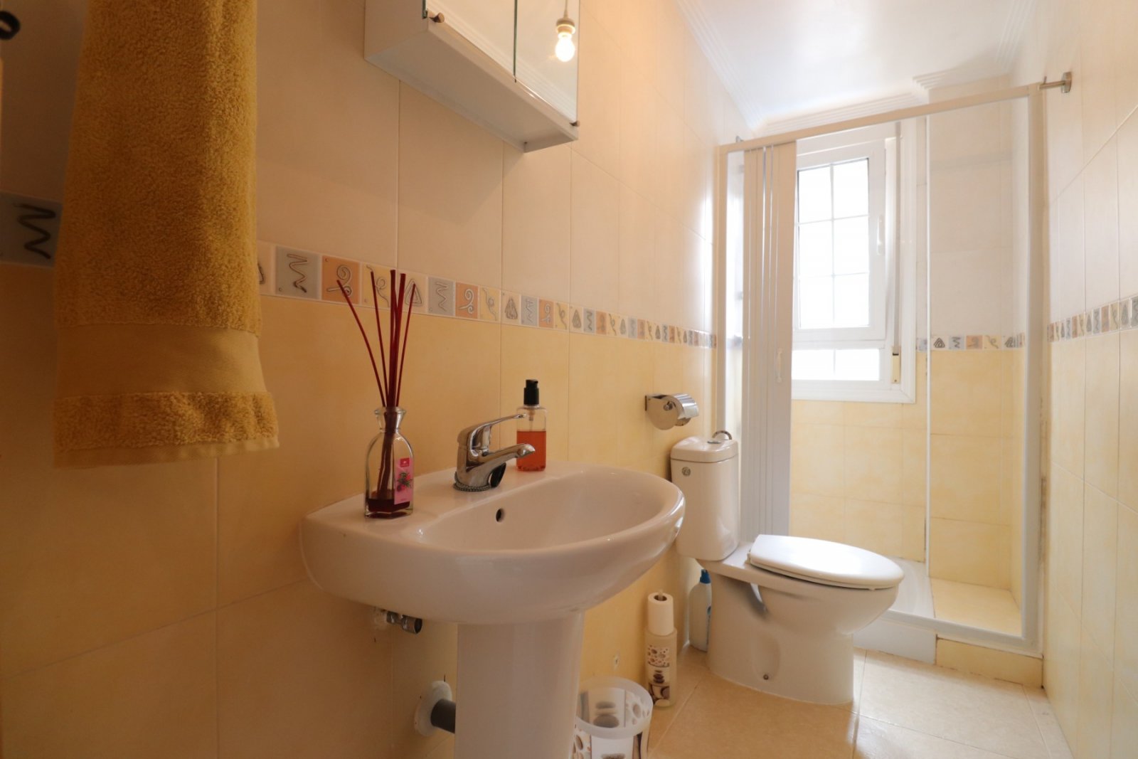 Maison jumelée avec 3 chambres, 2 salles de bains, une terrasse sur le toit et une piscine privée