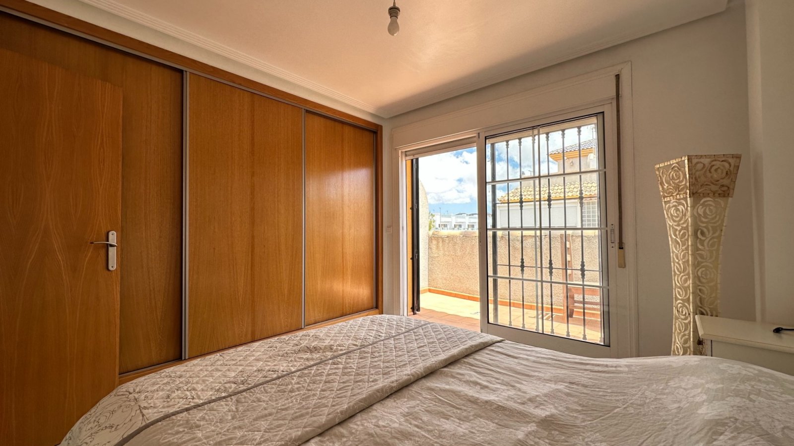 Maison jumelée avec 3 chambres, 2 salles de bains, une terrasse sur le toit et une piscine privée