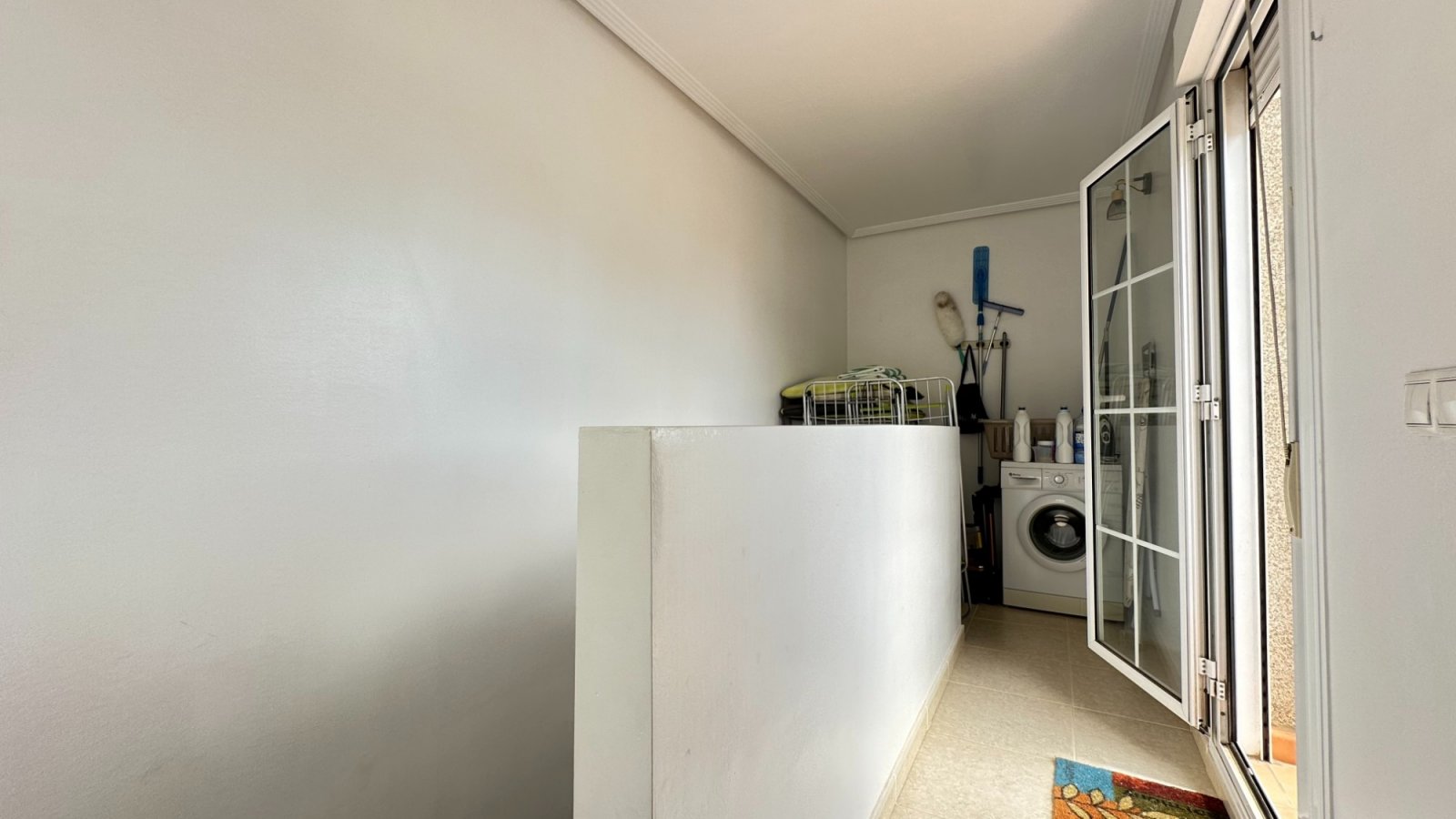 Maison jumelée avec 3 chambres, 2 salles de bains, une terrasse sur le toit et une piscine privée